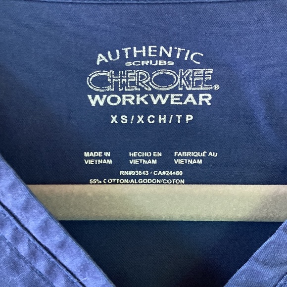 Cherokee scrub top, v neck, multiple pockets, navy - Picture 2 of 2